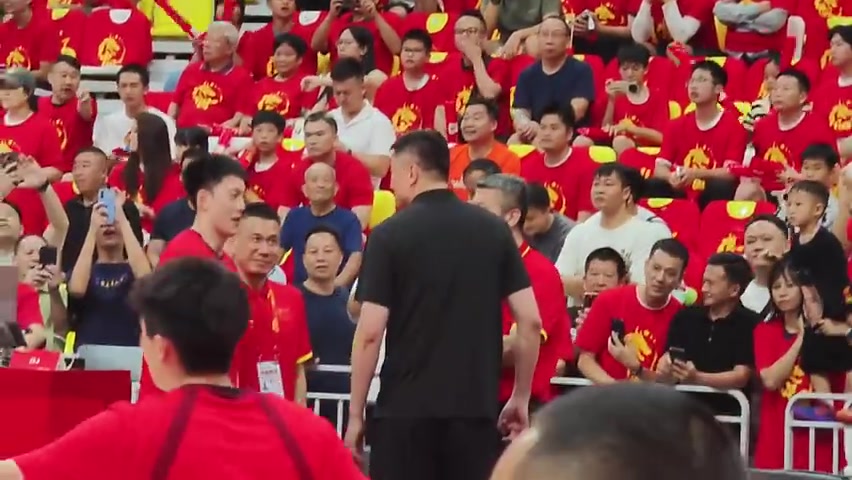 杜锋来到男篮热身赛现场与郭士强指导&助教热聊 胡明轩上前打招呼