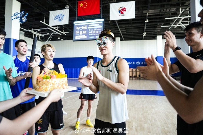 生日快乐?宁波男篮晒照为许裕茁庆生