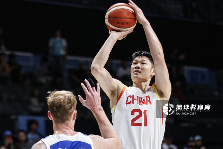 还是比较稳！胡金秋半场6中3拿下6分4篮板