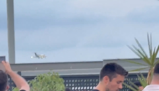 金球先生来了！罗德里乘飞机刚刚抵达巴塞罗那