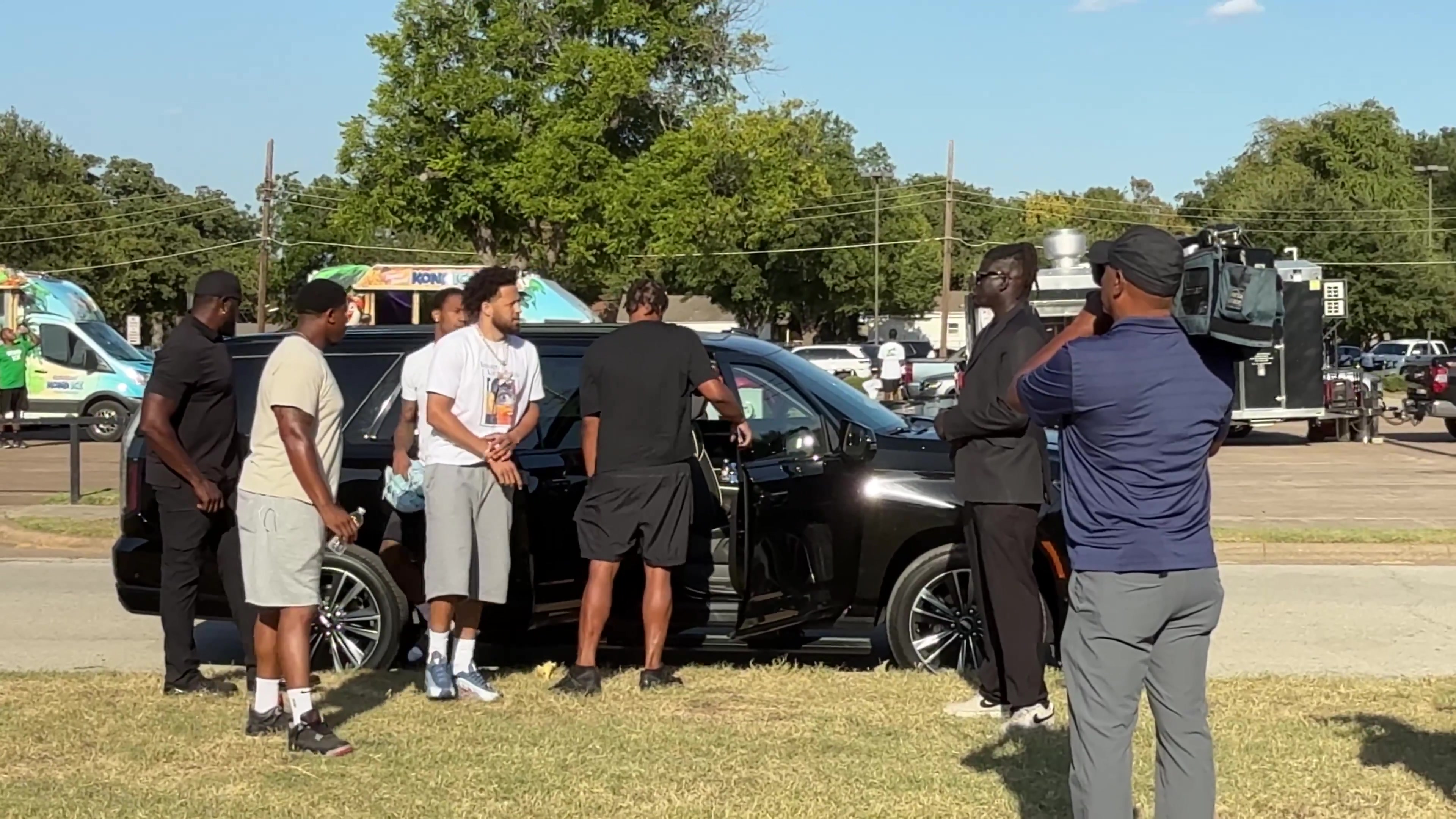 回馈家乡！坎宁安出席家乡活动 为全新翻修的篮球场主持剪彩仪式